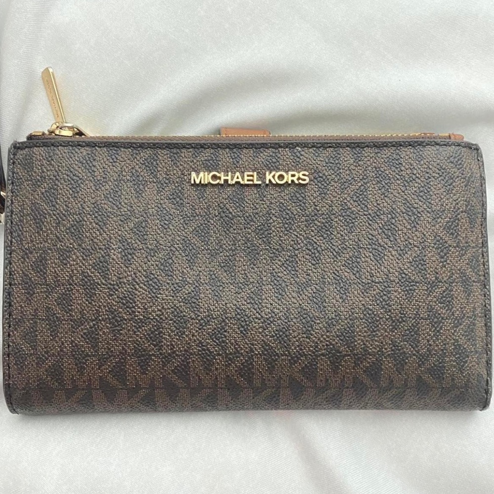 MICHAEL KORS
Adele Logo Smartphone Wallet: Brown
Style# 32F1GJ6W4B